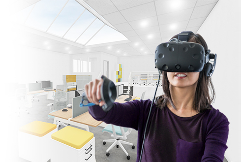 een persoon met een VR bril op die virtual reality aan het uitproberen is